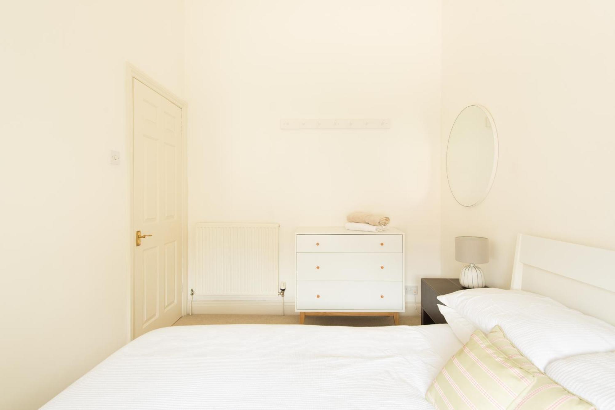 My Place Go - Cirencester Bilik gambar