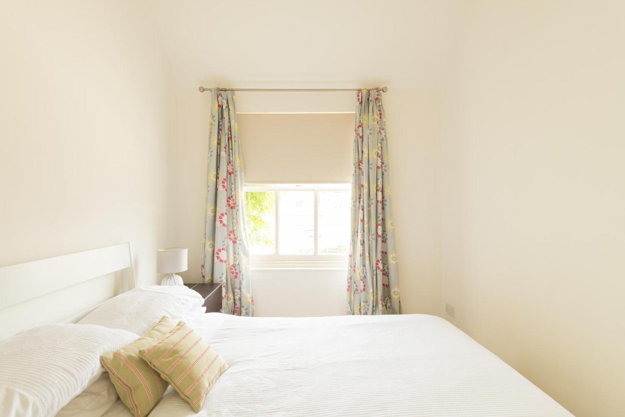 My Place Go - Cirencester Bilik gambar