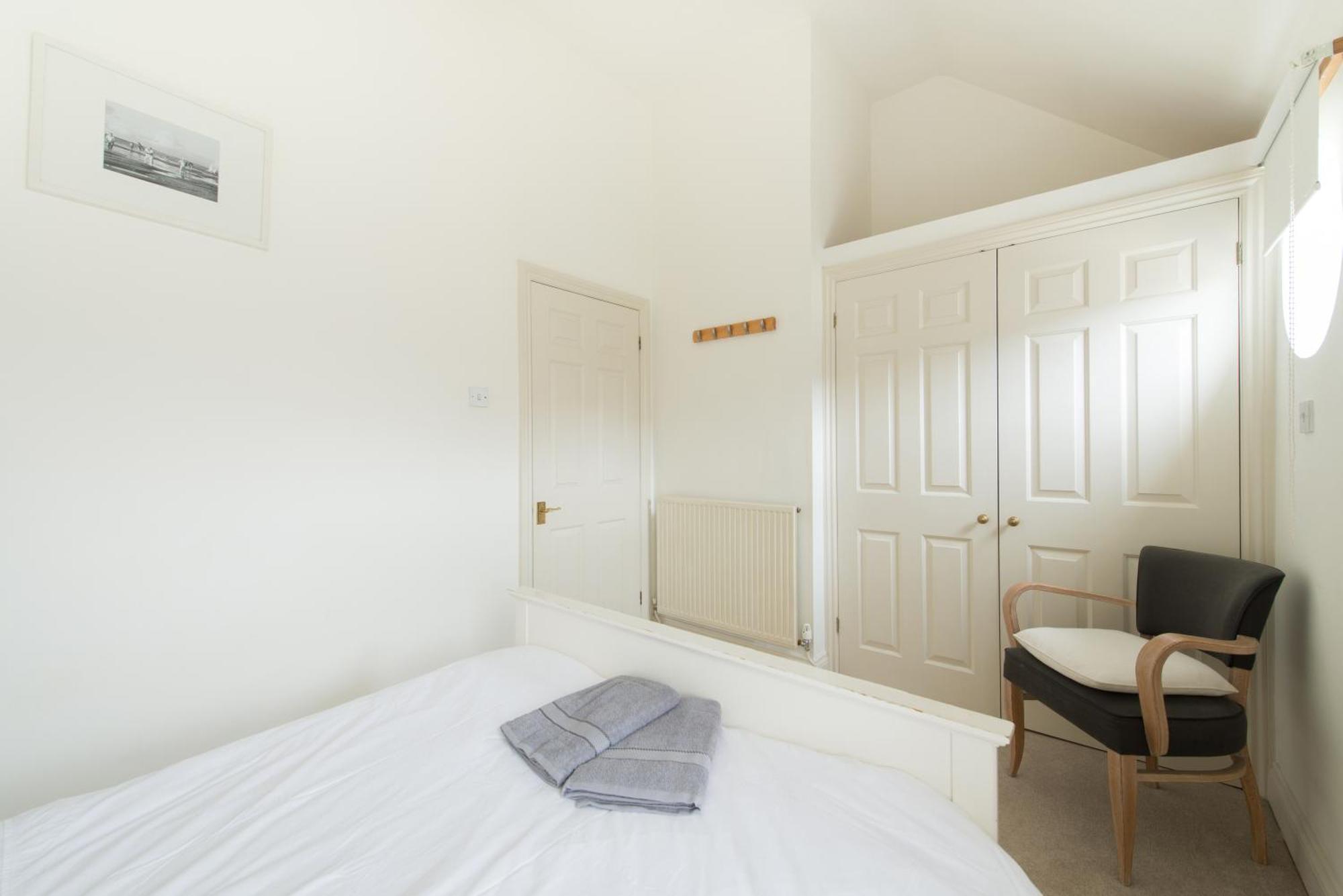 My Place Go - Cirencester Bilik gambar