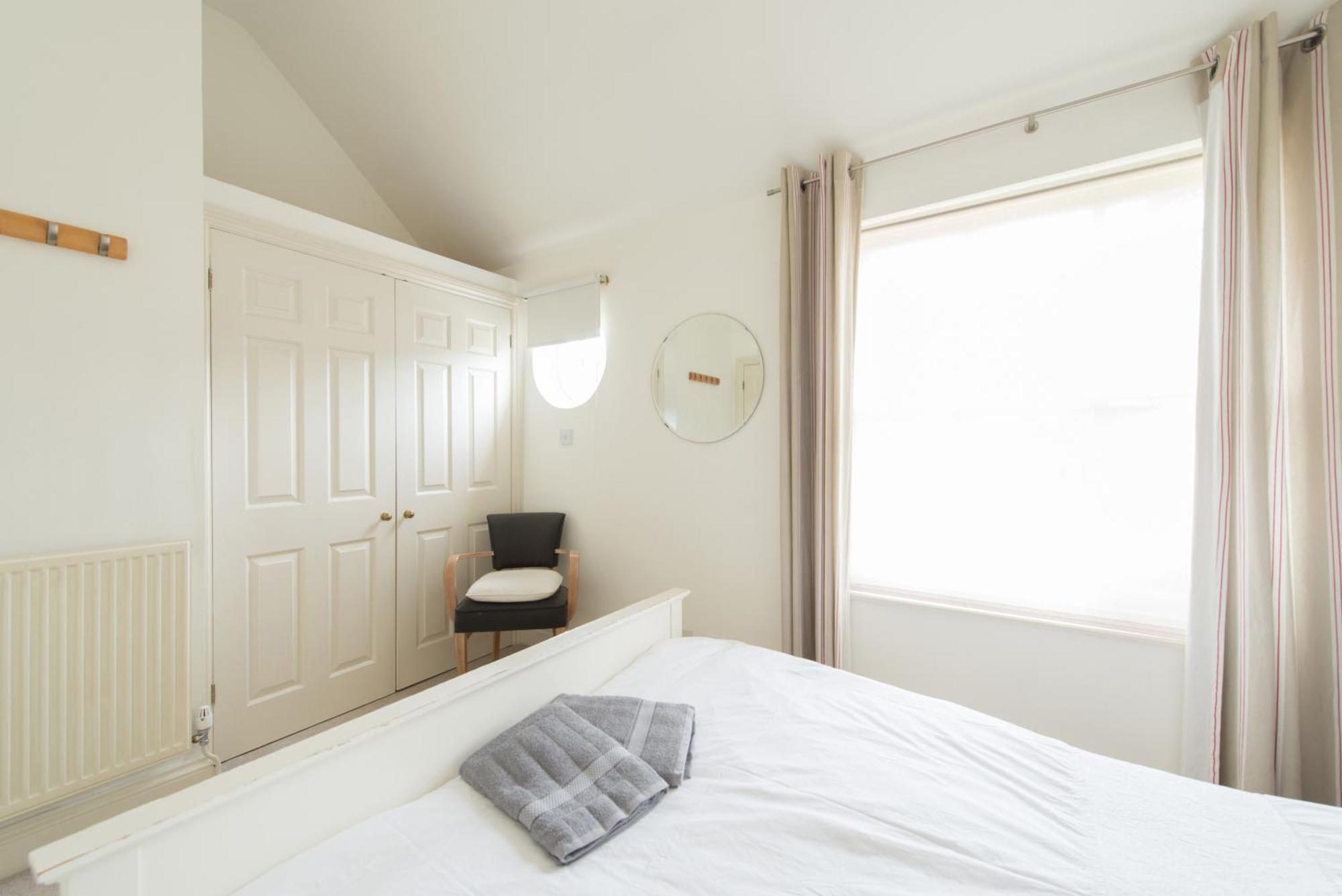 My Place Go - Cirencester Bilik gambar
