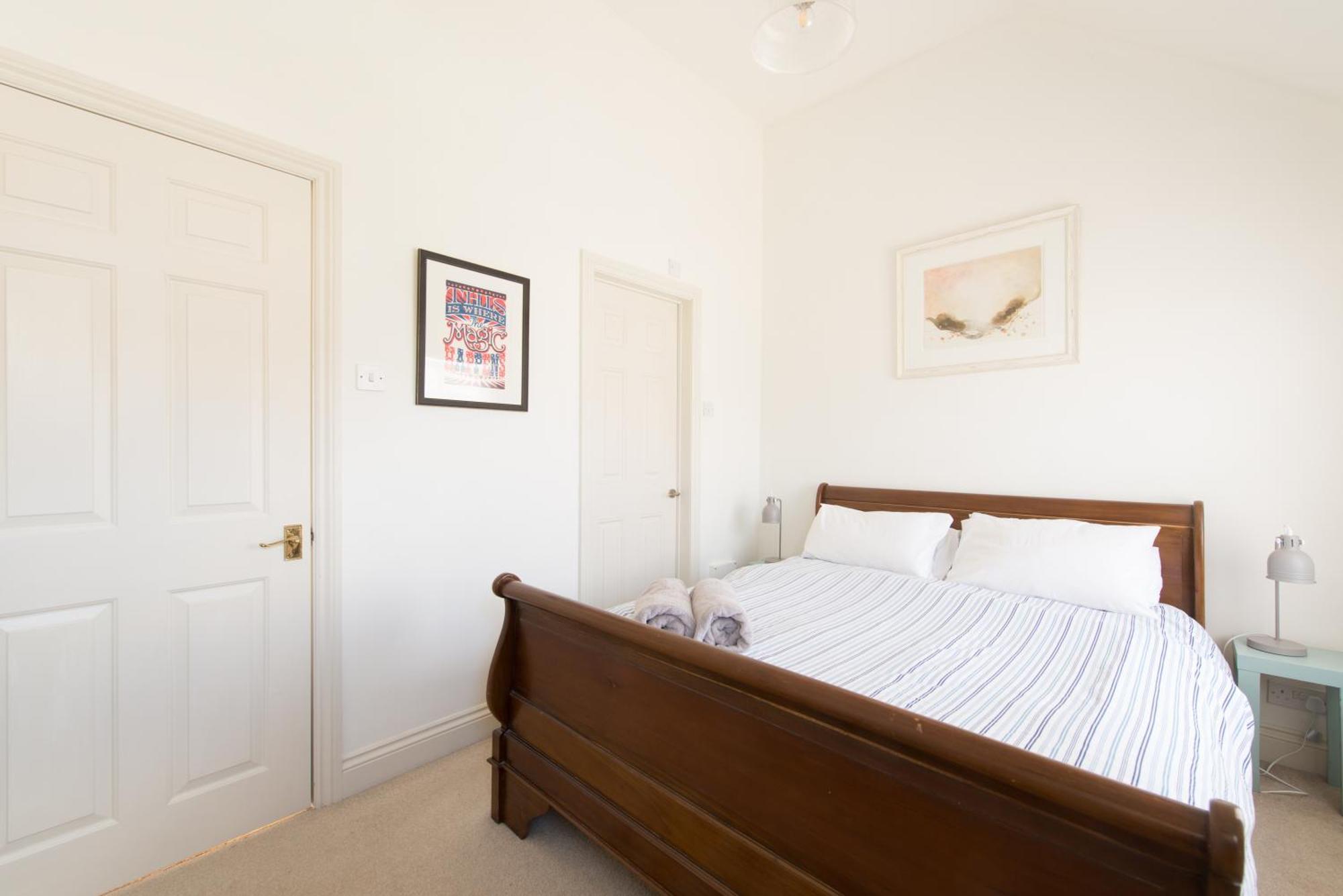 My Place Go - Cirencester Bilik gambar